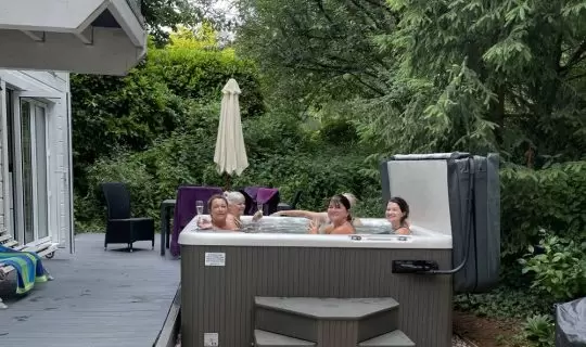 Buntings Lodge, friends relaxing